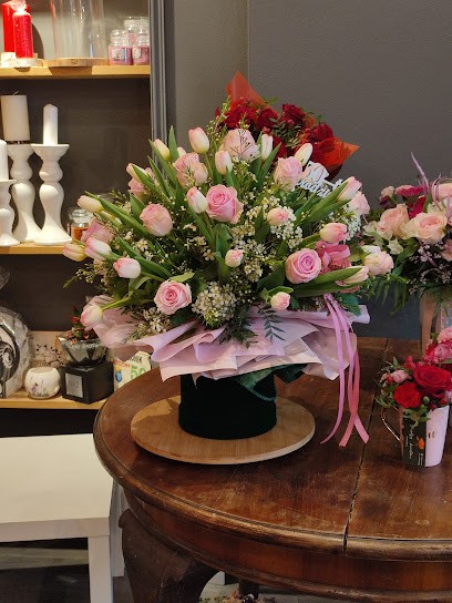 Między Kwiatami Kwiaciarnia I Pracownia Florystyczna Aleksandra Smolarek, Kwiaciarnia w Kazimierz