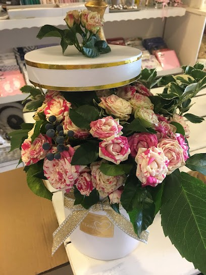 Galeria NIBY NIC Kwiaciarnia Bukiety Ślubne Dekoracje auta, Kwiaciarnia w Piotrków Trybunalski