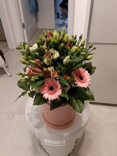 Kwiaciarnia pod Ratuszem Adriana Licznerska Toruń 2 stoisko od pomnika Mikołaja Kopernika, Kwiaciarnia w Toruń